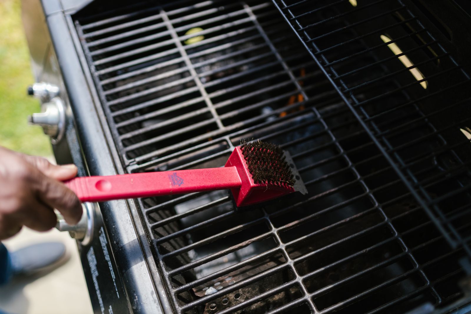 Jak wyczyścić piekarnik i grill z przypalonego tłuszczu – krok po kroku